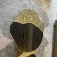 Table basse italienne légère de luxe en marbre et cuivre pour hôtel particulier