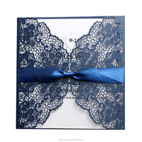 Cartes de découpe laser d'invitation de mariage bleu marine pliées carrées élégantes avec cravate et enveloppe de ruban brillant