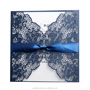 Cartes de découpe laser d'invitation de mariage <span class=keywords><strong>bleu</strong></span> <span class=keywords><strong>marine</strong></span> pliées carrées élégantes avec cravate et <span class=keywords><strong>enveloppe</strong></span> de ruban brillant - Product Image 1