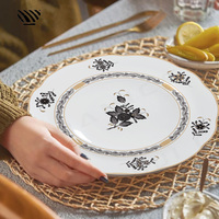 Élégant ensemble d'assiettes en céramique florales noir-or pour un décor de table de mariage sophistiqué de luxe classique