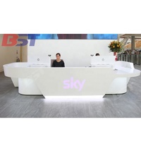Comptoir d'accueil de luxe pour entreprise, personnalisable, en forme de triangle, pour station de télévision, podcast, réception