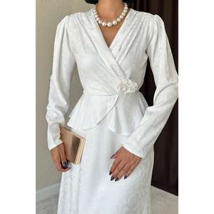 Elegante vestido blanco de manga larga con corte en A, detalle plisado y cremallera en la espalda para boda - Product Image 2