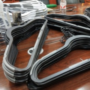 Cintres en plastique rectangulaires, fins, légers, floqués, pour vêtements de garde-robe, en PP moulé par injection - Product Image 1