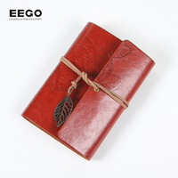 Benutzer definierte A6 Vintage handgemachte hängende Metall Emblem PU Leder Reisende Ring Binder Journal Notizbuch mit Riemen