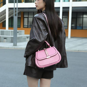 Bolso Bandolera de Diseño para <span class=keywords><strong>Mujer</strong></span> con Decoración de Cadenas, Estilo Portátil para Dama, Venta Directa de Fábrica - Product Image 2