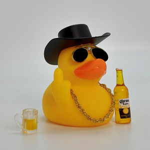 Décorations de tableau de bord de voiture en forme de canard en caoutchouc WOWEI, ornements de voiture avec mini chapeau de cowboy et lunettes de soleil, accessoire mignon pour accessoires de voiture - Product Image 2