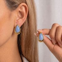 Boucles d'oreilles ovales élégantes et simples avec un design rétro et sophistiqué en résine en forme de goutte d'eau.
