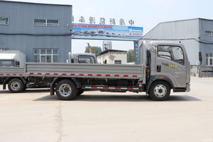 Camión de Plataforma Plana HOWO Sinotruk 4x4 de 6 Toneladas, Fabricación Personalizada, Venta Directa de Fábrica en China - Product Image 3