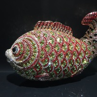 Pochette de soirée artisanale en cuir synthétique avec strass et cristaux métalliques ajourés, motif poisson rouge