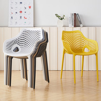 Chaise empilable compacte, imperméable, avec dossier en maille sans couture, en résine durable, pour petite cuisine, usage domestique, design moderne et robuste.