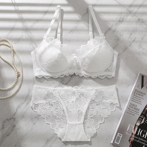 Elegante Conjunto de Lencería Femenina con Sujetador con Aros y Encaje Floral Blanco, Copa Completa Push-Up, Tirantes Ajustables y Cómodos - Product Image 2