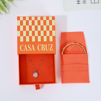 Ensemble de présentation de bijoux orange personnalisé avec logo A1, comprenant une boîte cadeau à motif damier, une insert pour collier, une pochette pour bracelet et une languette de tirage