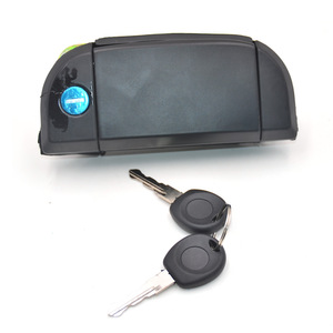 Poignée de porte avant droite Volkswagen 701837206 avec 2 clés, pièce de rechange en plastique - Product Image 1