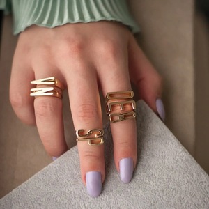Anillos de Moda Personalizados JOYFFO, Anillo de Oro de Alta Calidad al por Mayor con 26 Letras para Mujer y Hombre - Product Image 2
