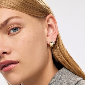 Venta al por mayor de fábrica: Pendientes de aro unisex anchos de oro laminado de 14k con microincrustaciones de moissanita VVS GRA para mujer - Product Image 3