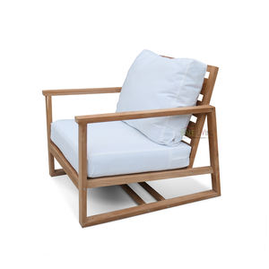 La chaise Bali Nusa présente un bois de teck finement poncé de couleur naturelle, idéale pour les espaces extérieurs, les maisons, les villas, les hôtels ou les complexes hôteliers. - Product Image 1