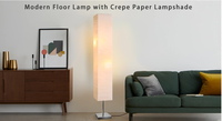Lampe sur pied de style japonais avec base chromée et abat-jour en papier crépon blanc
