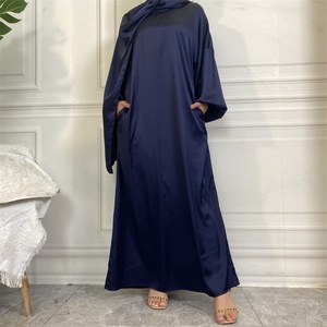 6675 #   Robe longue musulmane islamique tendance, dernière collection, en satin uni de luxe, avec écharpe intégrée et poches latérales - Product Image 4