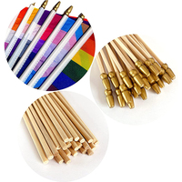 Petit drapeau arc-en-ciel lesbien gay LGBTQ de fierté promotionnel, mini drapeau à main avec mât en plastique pour célébration, fête, vacances