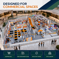Parc d'attractions intérieur pour enfants, thème sports extrêmes orange et gris, équipement de jeu et d'aventure, aire de jeux avec trampolines