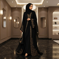 Abaya noire brodée en polyester, coupe ample et fluide, manches longues, longueur ras du sol, style chic, inspirée des tenues indiennes et pakistanaises.