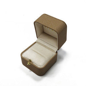 Boîte à bagues en velours de qualité Offre Spéciale avec doublure douce pour proposition de mariage de fiançailles - Product Image 2