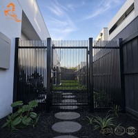 Clôture en aluminium noir de luxe à lames verticales, panneaux de clôture pour l'intimité avec portail assorti pour la cour de la maison