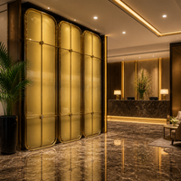 Paravent en verre lumineux en forme de pilule dorée, cadre en laiton, verre côtelé, 4 panneaux, sur mesure pour hôtel