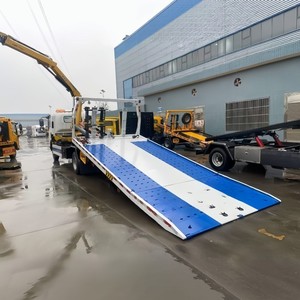 Camión de Remolque Isuzu 700P 4x2 de Plataforma Plana con Grúa Articulada de 5 Toneladas, Camión de Remolque con Plataforma Deslizante - Product Image 2