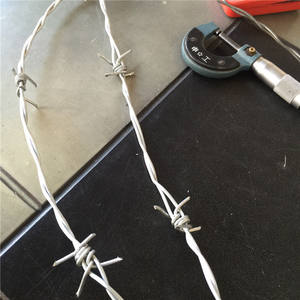 รั้วลวดหนามเหล็ก/เหล็กกล้าชุบสังกะสีแบบจุ่มร้อน ขนาดเส้นผ่านศูนย์กลาง 2 มม. ผลิตตามสั่งจากโรงงาน ได้รับการรับรองมาตรฐาน CE สำหรับพื้นที่หญ้าแบบม้วน - Product Image 6