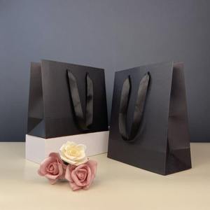 Sacs en papier d'achat noirs personnalisés en gros, prix de gros, sacs cadeaux pour magasins de détail avec poignées - Product Image 2