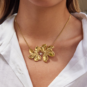Collana con ciondolo in oro di lusso 316L catena di dichiarazione in <span class=keywords><strong>acciaio</strong></span> inossidabile per le donne due tonalità margherita gioielli - Product Image 3