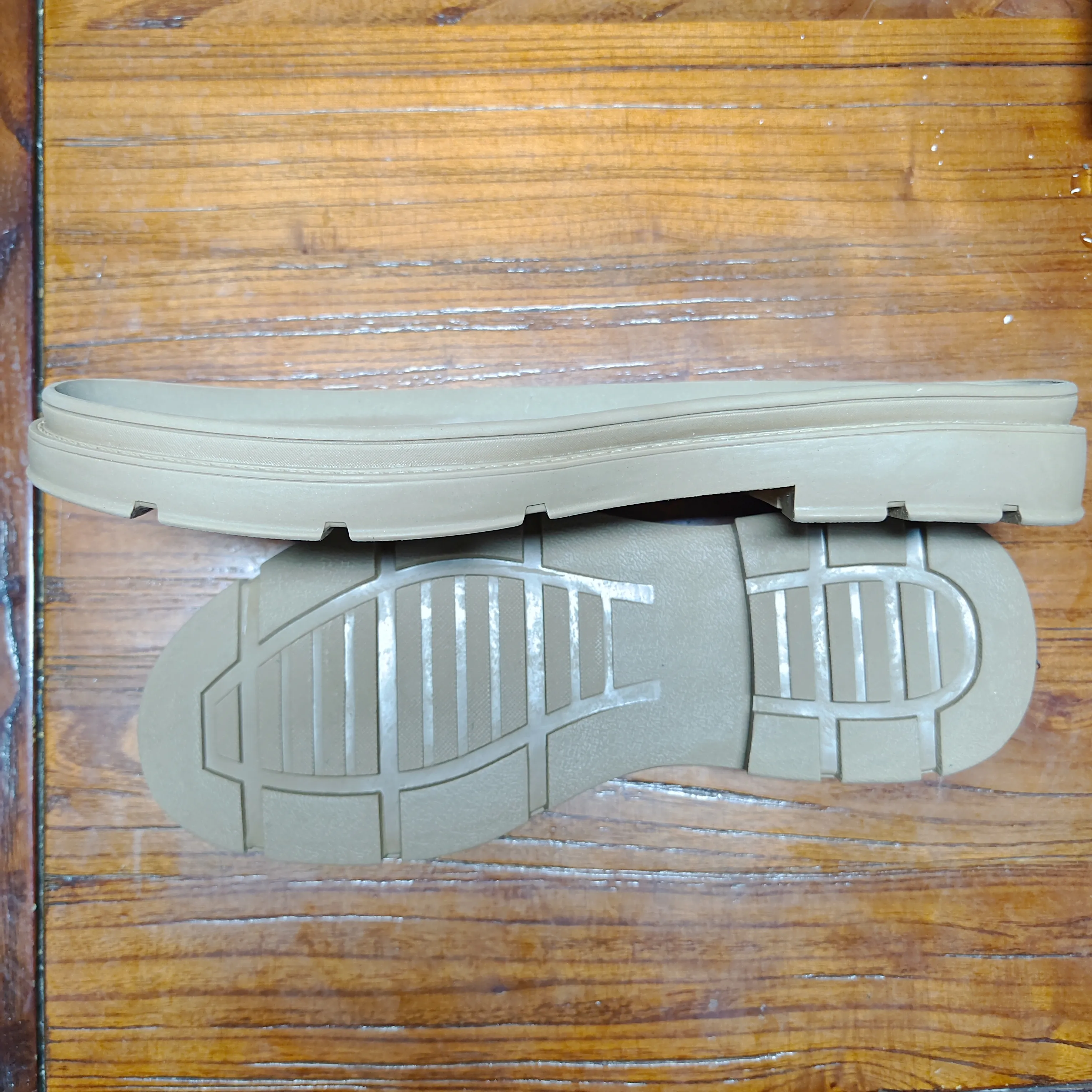 Design della suola delle scarpe da uomo realizzato con suole in materiale di gomma per scarpe