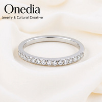 Bague de fiançailles et de mariage empilable demi-éternité Onedia pour femme en argent sterling 925, sertie de moissanite minimaliste en grappe à griffes