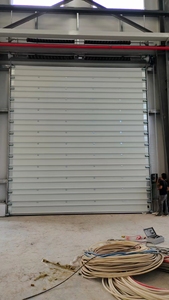 Chine Fabricant Projet d'appartement Automatique Grande <span class=keywords><strong>porte</strong></span> <span class=keywords><strong>de</strong></span> <span class=keywords><strong>garage</strong></span> sectionnelle <span class=keywords><strong>motorisée</strong></span> en acier à levage automatique Bifold - Product Image 5