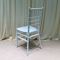 Stapelbare Weiße Outdoor-Hochzeitsstühle zum Fabrikpreis, PP-Kunststoff Chiavari Bankettstühle für Hotel, Party, Gastronomie und Eventverleih