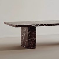 Tables à manger en marbre Rosa Levanto naturel, idéales pour les espaces de vie des résidences haut de gamme, des appartements et des hôtels.