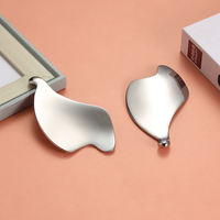 Outil de Gua Sha en Quartz Rose Naturel, Pierre de Massage Facial en Forme de Cœur pour Soins de la Peau