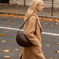 Sac demi-lune marron gaufré effet crocodile pour femme, style vintage chic, à porter sous le bras, expédition rapide locale, en stock, prêt à être expédié depuis l'entrepôt