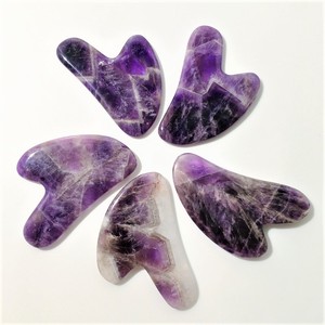 Popular vender amatista guasha herramienta de forma de corazón bueno para <span class=keywords><strong>la</strong></span> salud de cristal púrpura Guasha Junta - Product Image 2