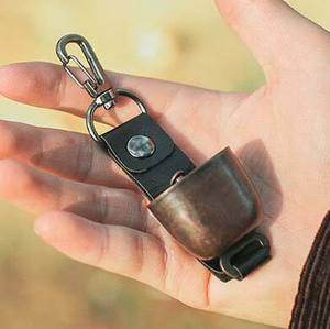 Expédition rapide : Clochette anti-ours en cuir PU avec silencieux magnétique et mousqueton pour dissuasion des ours, cadeaux de bienvenue et décoration de camping - Product Image 1