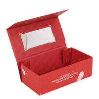 Boîte à rabat magnétique rouge sur mesure avec étui, emballage en carton rigide, logo en feuille d'or, fenêtre et insert en éponge souple