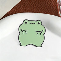 Broche en émail mignonne grenouille verte menthe aux mains qui caressent les joues, grenouille ronde de dessin animé à l'expression souriante, badge pour sac et revers, bijoux cadeaux