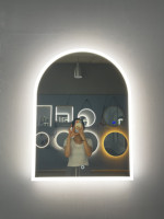 Miroir de vanité de salle de bains avec LED arche sans cadre et capteur tactile rétroéclairé doré de mur de conception moderne Miroir de vanité de salle de bains de couleur claire