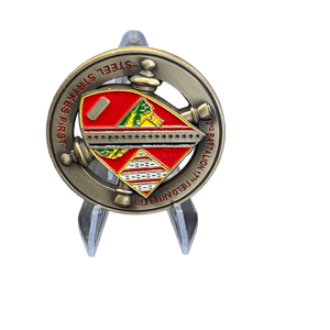 Symbole structurel du design circulaire avec bouclier sur la pièce commémorative du 17e Bataillon d'artillerie de champ - Product Image 1