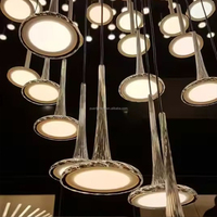 Lustre suspendu moderne en acrylique à plusieurs têtes, design artistique 'Star Shower', personnalisé pour salle de banquet, hôtel, villa et projets d'éclairage