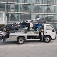 Véhicule de travail aérien à quatre vérins hydrauliques bidirectionnels, avec larges étriers de soutien, portée de 33 m, hauteur maximale de 33 m pour la maintenance des ponts