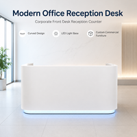 Bureau de réception moderne pour entreprise, comptoir de réception blanc incurvé avec éclairage LED, mobilier de bureau commercial sur mesure