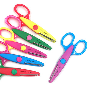 Manualidades creativas y seguras para cortar papel para niños, divertidas tijeras de encaje, tarjetas con patrones de álbumes de fotos de dibujos animados para estudiantes. - Product Image 1