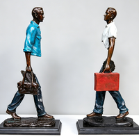Sculpture de voyageur en bronze coulé creux sur mesure de grande taille avec valise pour projets hôteliers et aéroportuaires, fabricant de statues d'art moderne